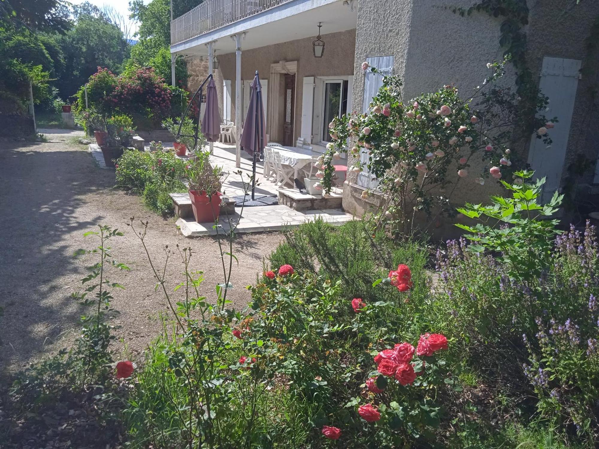 Maison Calme Avec Piscine Entouree De Son Parc Quintenas Екстериор снимка